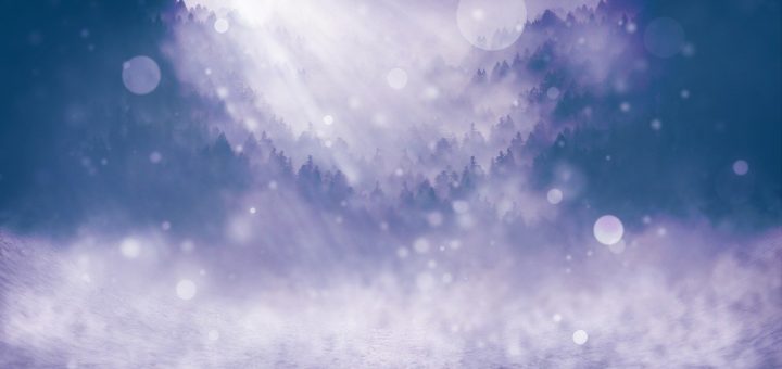 Orbes sur fond d'un ciel nuageux