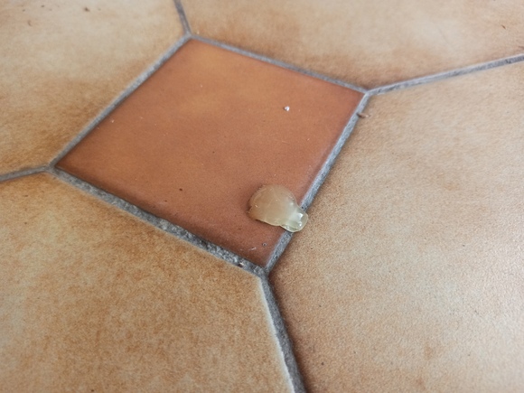 Tache de resine sur le carrelage
